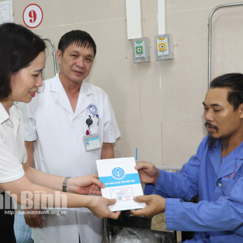 Trao Quà Và Thẻ Bảo Hiểm Y Tế Cho Bệnh Nhân Có Hoàn Cảnh Khó Khăn